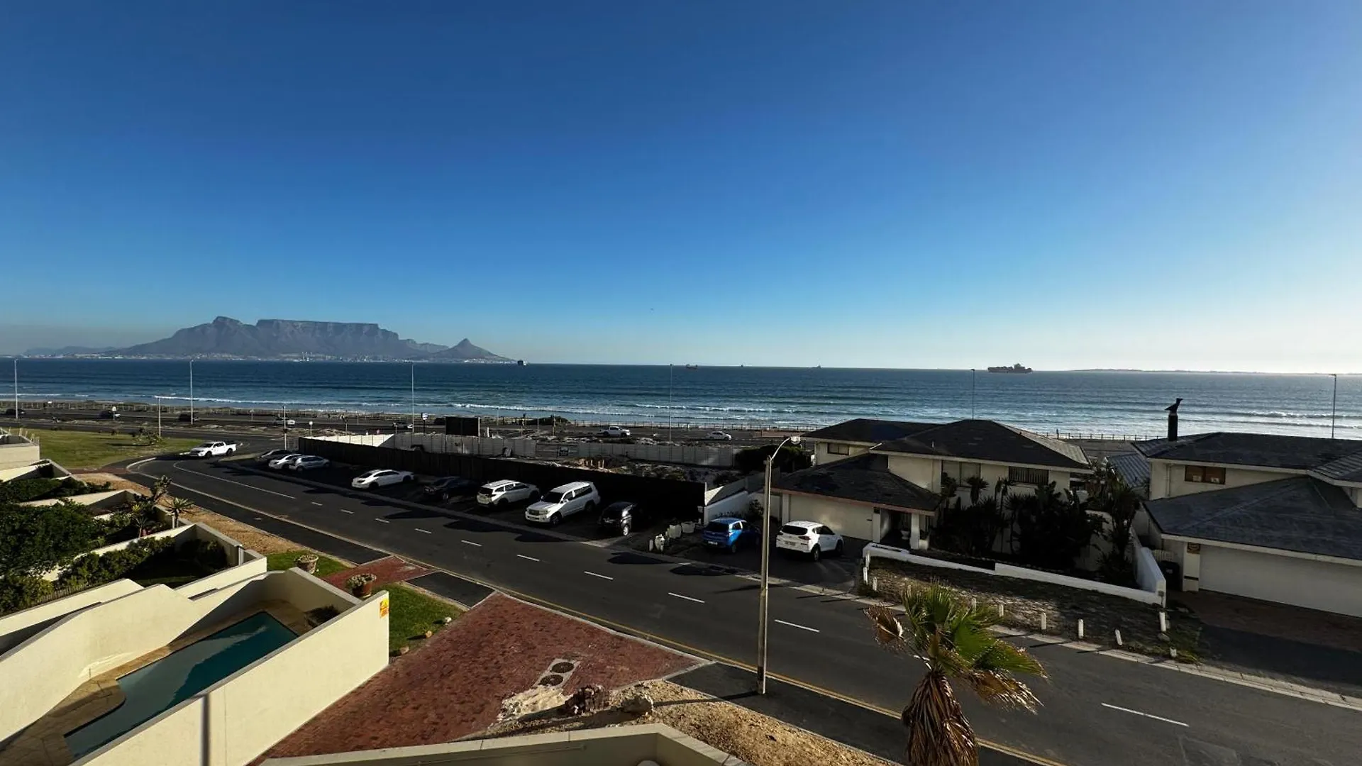 Unwind At The Bay - Bloubergstrand Beachfront Cape Town